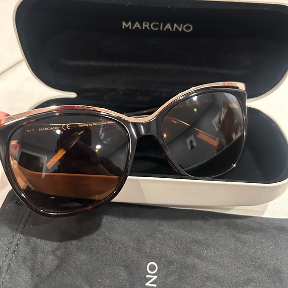 Marciano Brown Sunglasses
Style: GM0745
With hard case
Like NEW - Picture 3 of 8